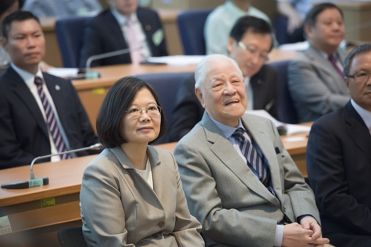 2016年蔡英文總統與李前總統登輝先生共同出席「人民直選總統暨臺灣民主發展二十周年」研討會。圖片來源：中華民國總統府。